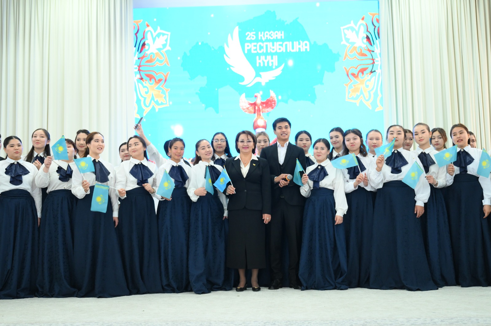 ӨЗБЕКӘЛІ ЖӘНІБЕКОВ АТЫНДАҒЫ ОҚПУ-ДА 25-ҚАЗАН РЕСПУБЛИКА КҮНІНЕ АРНАЛҒАН «ЕҢСЕСІ БИІК ЕГЕМЕН ЕЛІМ» МЕРЕКЕЛІК КОНЦЕРТІ ӨТТІ