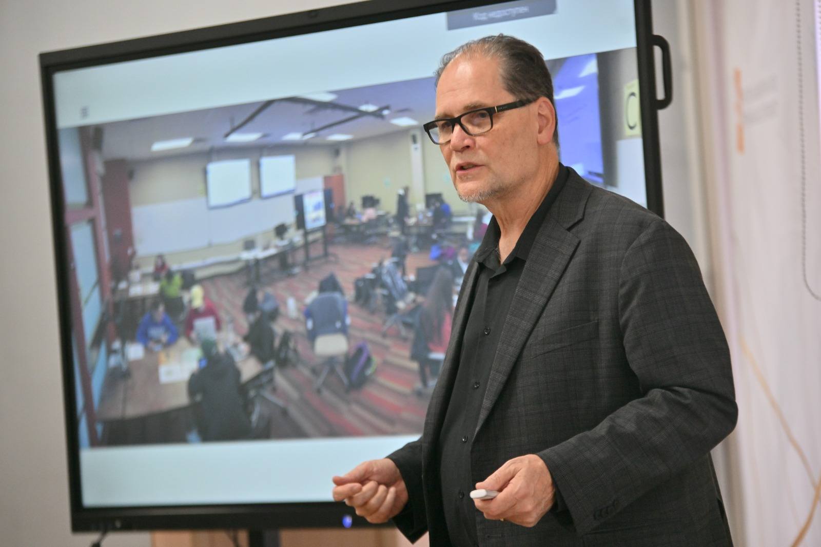 МИЧИГАН УНИВЕРСИТЕТІНІҢ ПРОФЕССОРЫ DOUGLAS K. HARTMAN СЕМИНАР ӨТКІЗДІ