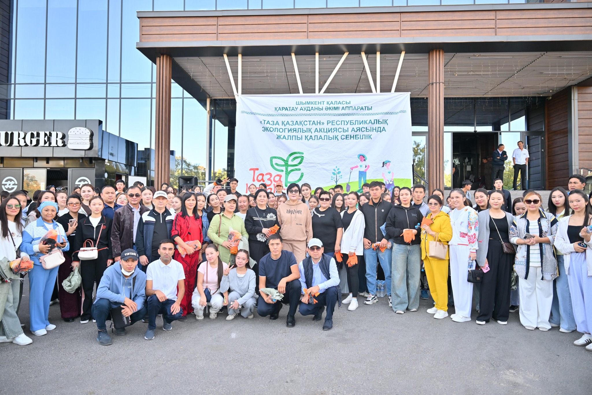 Өзбекәлі Жәнібеков атындағы ОҚПУ ұжымы  мен білім алушылары жалпықалалық сенбілікке атсалысты.