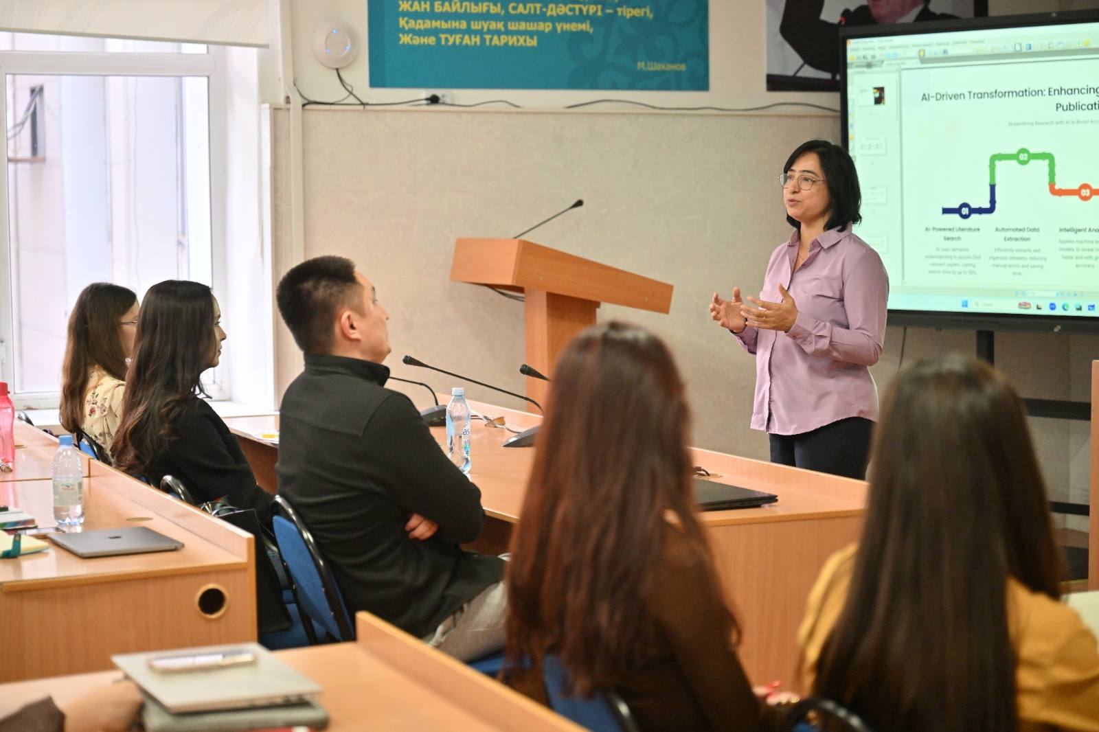 ҮНДІСТАНДЫҚ ПРОФЕССОР МАНЖУ ХАРИ БІЛІМГЕРЛЕРГЕ ЖИ ТУРАЛЫ ДӘРІС ОҚЫДЫ