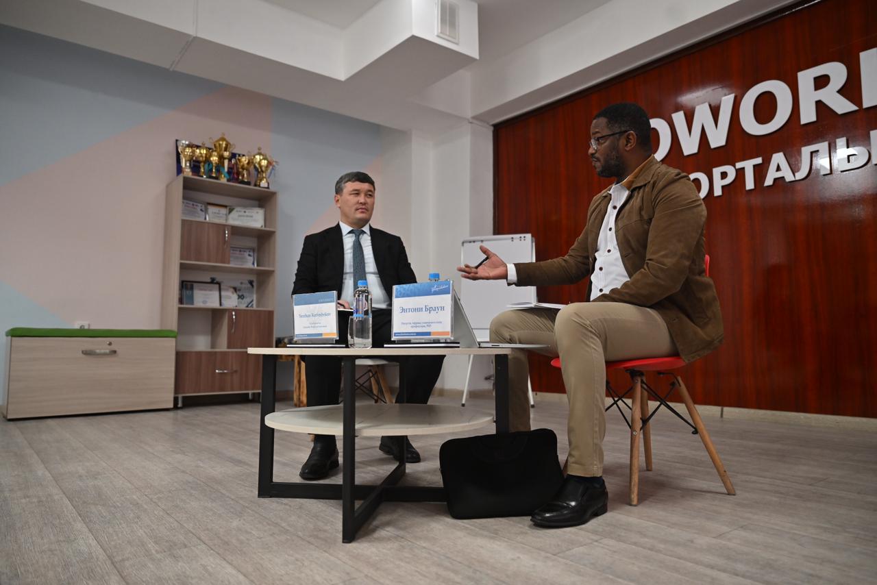 ШЕТЕЛДІК ПРОФЕССОРМЕН ДИАЛОГ ФОРМАТЫНДА АШЫҚ ПІКІР АЛМАСТЫ